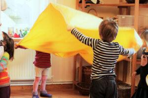 kiga-weste-kinderspiel-tuch-web